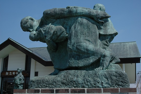 嵐の中の母子像の画像