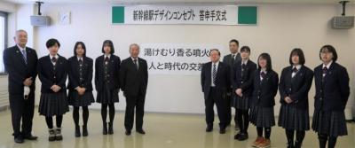 答申手交式の様子（町長、副町長、駅デザイン検討委員会委員長ら）