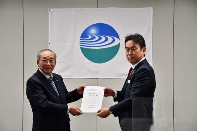 長万部町木幡町長から鉄道運輸機構北海道新幹線建設局竹津局長へ要望書を提出しました。
